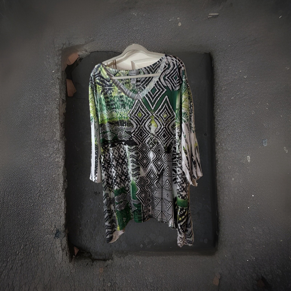 Catherines 3X Pretty Geometric Pattern Shark Bite Style Stretchy Top 3/4 Sleeves